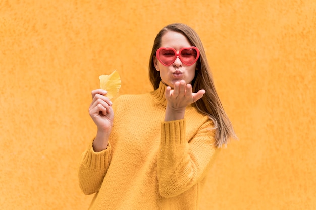 Free photo beautiful woman blowing a kiss