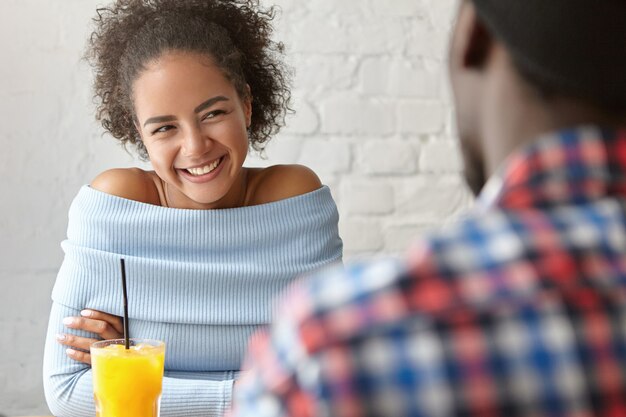 ボーイフレンドと一緒にカフェで美しい女性