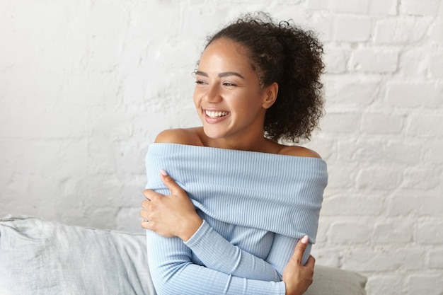 Foto gratuita bella donna in un caffè