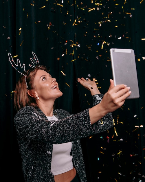 Free photo beautiful woman celebrating new year's eve