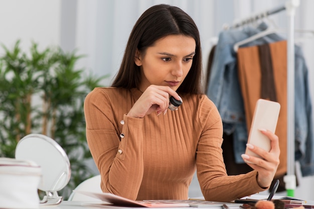 Foto gratuita bella donna che controlla il suo telefono