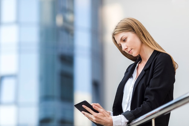 美しい女性が彼女のタブレットをチェック
