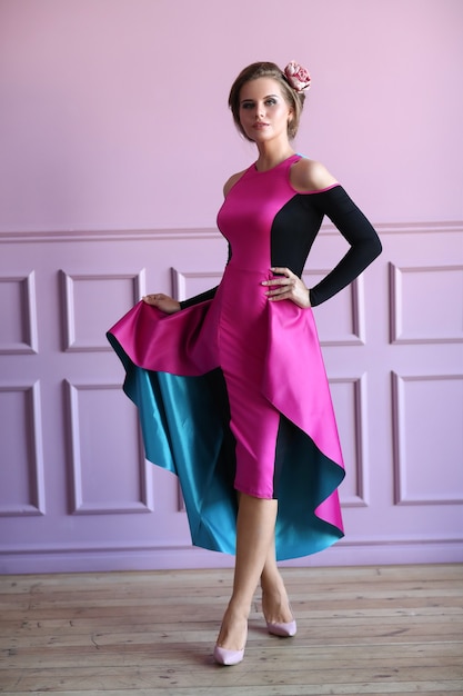 Foto gratuita bella donna in abito colorato