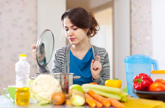 菜食主義の美しい女性の料理