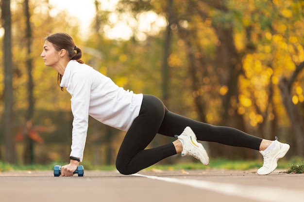 Free photo beautiful woman doing fitness exercises outside