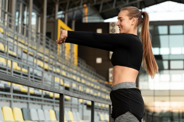 Free photo beautiful woman doing her workout outdoors