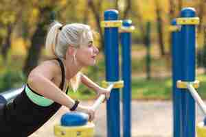 Free photo beautiful woman doing push ups