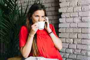 Foto gratuita bella donna che beve caffè