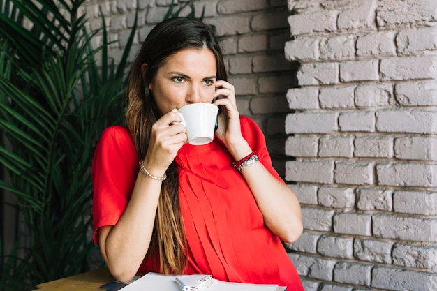 コーヒーを飲む美しい女性