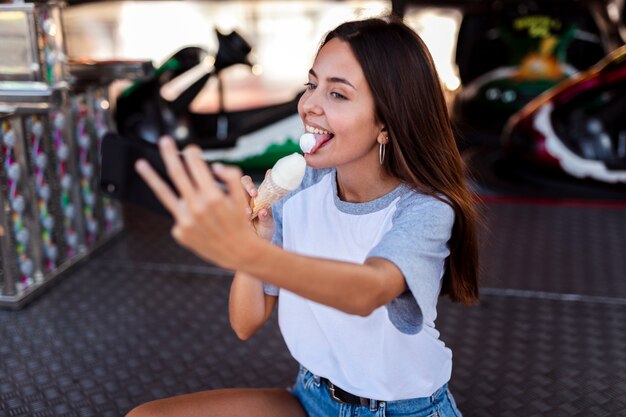 아이스크림 복용 selfie를 먹는 아름 다운 여자