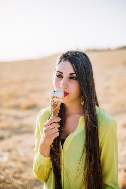 Free photo beautiful woman eating ice cream