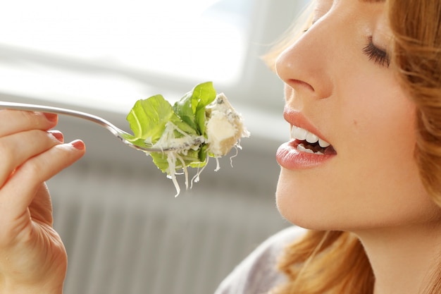 Free photo beautiful woman eating in the office