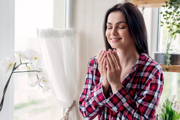 Free photo beautiful woman enjoying mourning routine