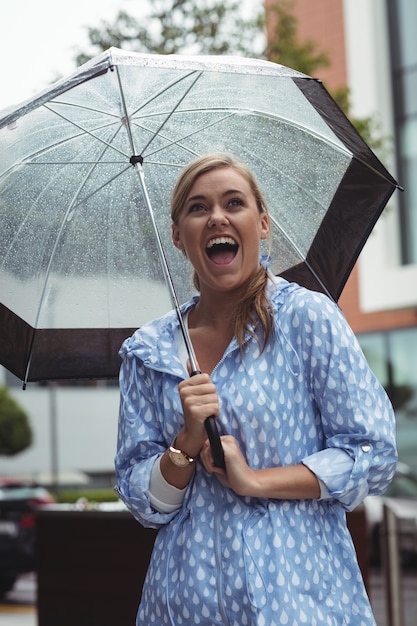 雨を楽しんでいる美しい女性