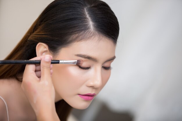Free Photo beautiful woman face and hand of make-up
