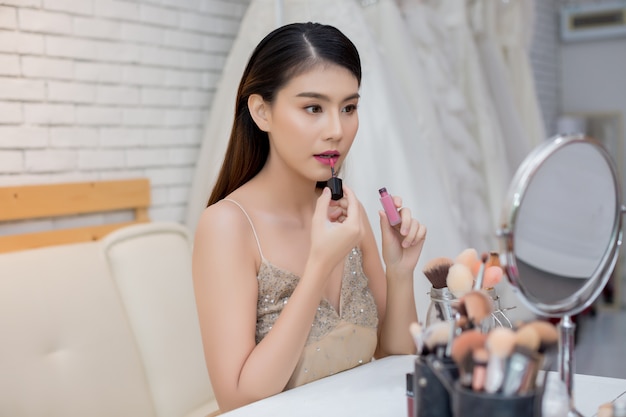 Free Photo beautiful woman face and hand of make-up