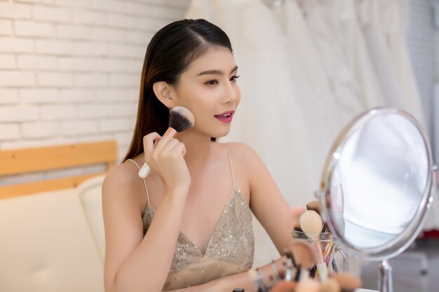 Free Photo beautiful woman face and hand of make-up