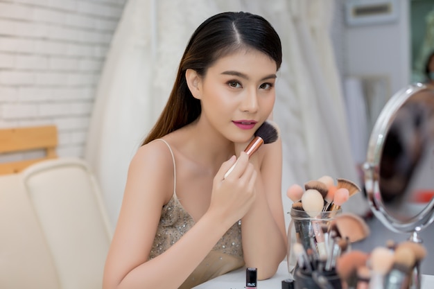 Free Photo beautiful woman face and hand of make-up