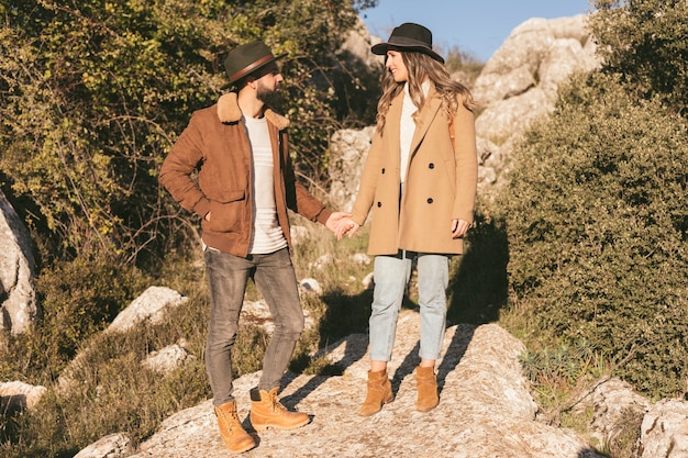 Foto gratuita bella donna e uomo bello che posano in natura