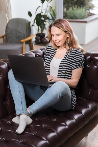 Bella donna felice di lavorare da casa