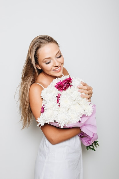 Free photo beautiful woman holding bunch of flowers