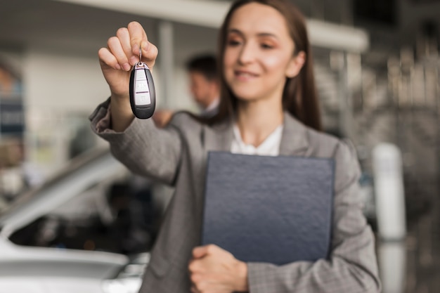 車のキーを保持している美しい女性