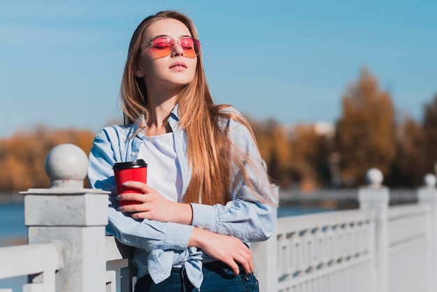 一杯のコーヒーを保持している美しい女性