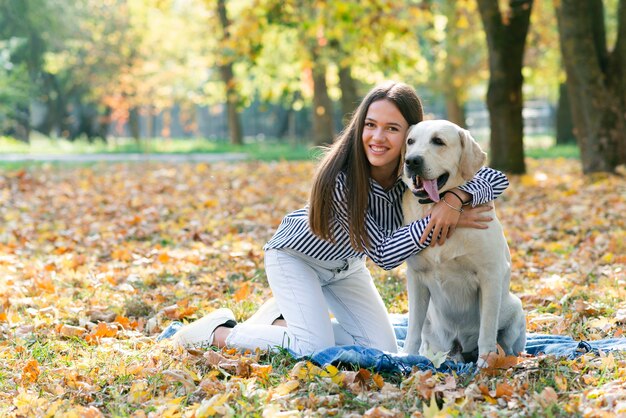 彼女の子犬を保持している美しい女性