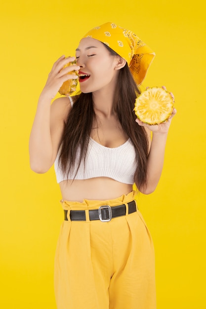 Bella donna che tiene un ananas