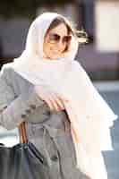 Бесплатное фото Красивая женщина в пальто позирует на улице