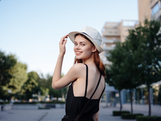 帽子をかぶった美しい女性屋外夏の感情 Premium写真