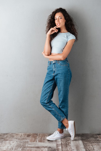 Foto gratuita bella donna in jeans