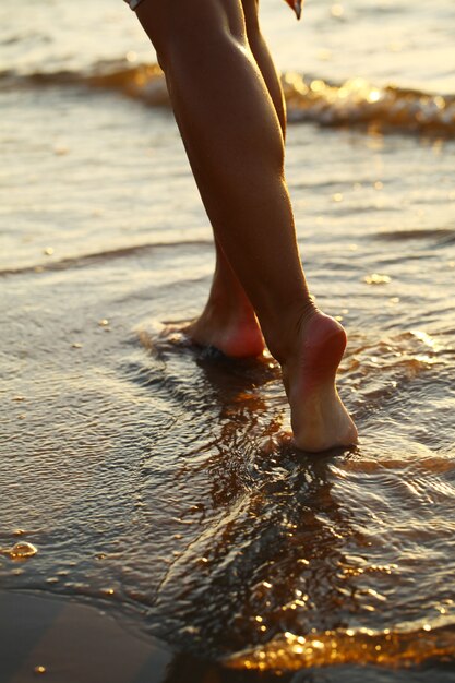 ビーチで美しい女性の足