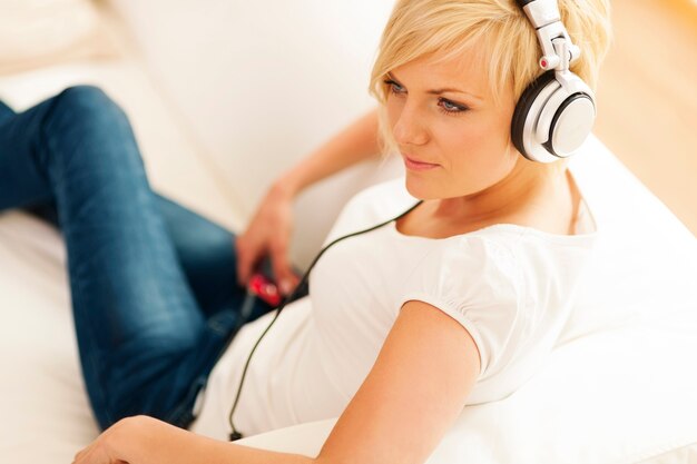 Красивая женщина, слушающая музыку