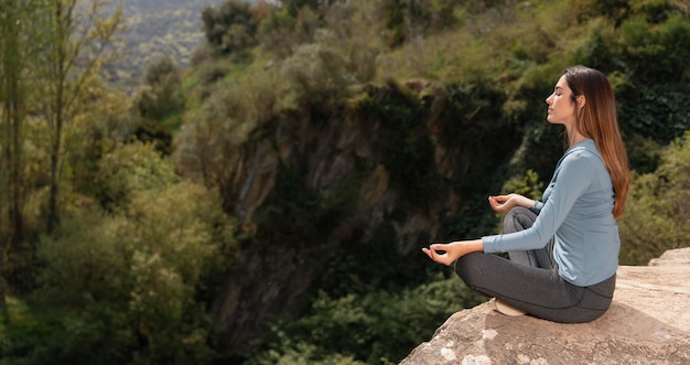 Красивая женщина медитирует на открытом воздухе