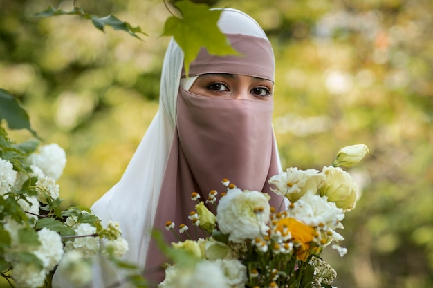 Foto gratuita bella donna in ambiente naturale