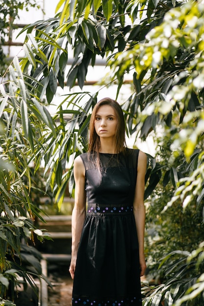 Free photo beautiful woman portrait in garden