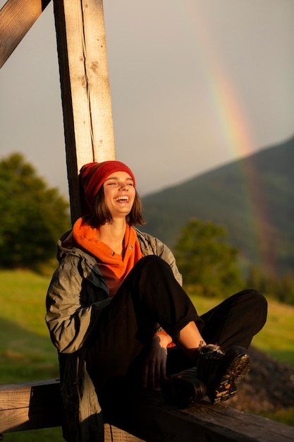 Bellissimo ritratto di donna accanto a un arcobaleno