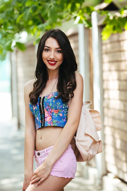 Free photo beautiful woman poses in the city on the street