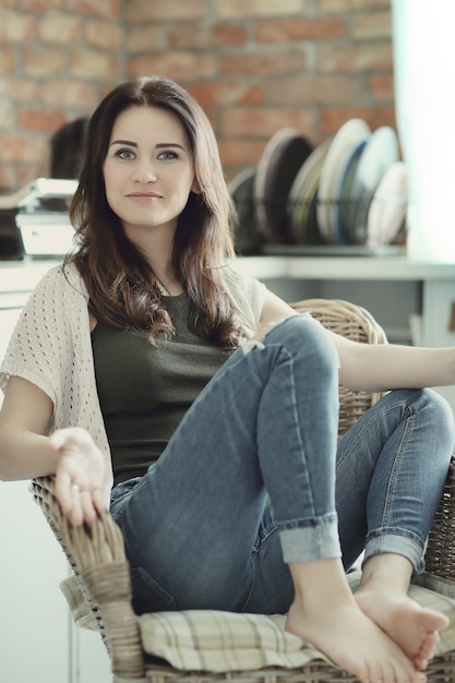 Free photo beautiful woman posing in chair at home