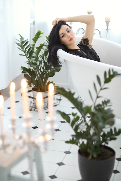 Foto gratuita bella donna che posa a casa nel bagno