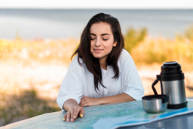 Foto gratuita bella donna in posa in riva al mare