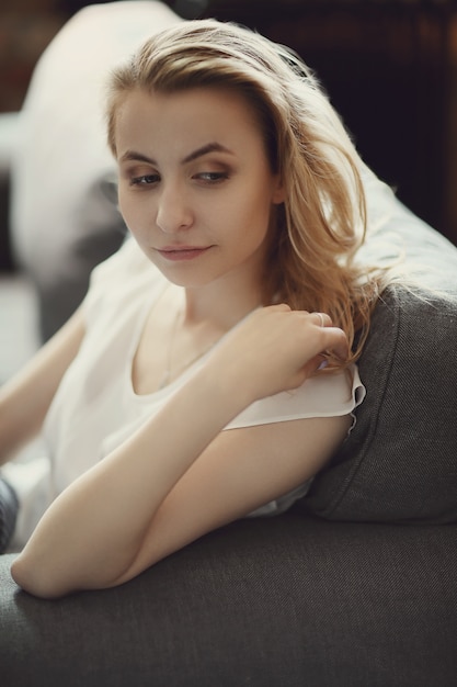 Free photo beautiful woman posing in the sofa, interior home