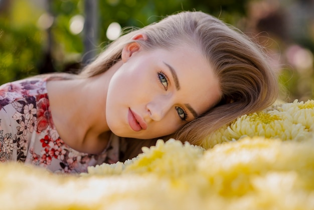 Free photo beautiful woman posing on top of flowers