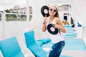 Foto gratuita bella donna in posa con i record di vinile