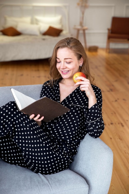 Foto gratuita bella donna che legge un libro