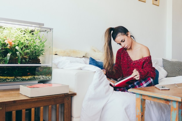 Free photo beautiful woman reading at home