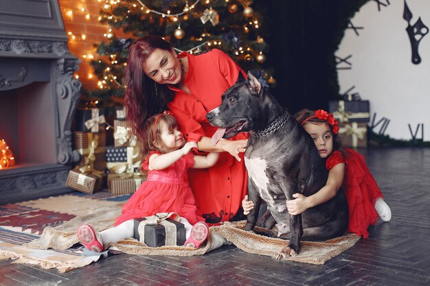 Красивая женщина в красном платье. Семья дома. Мама с дочкой. Люди с собакой.
