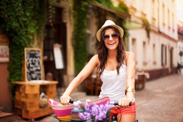 Foto gratuita bella donna che guida sulla bici