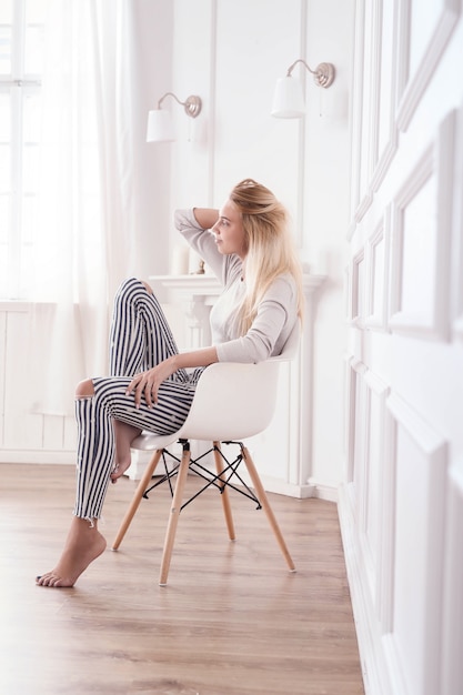 Free photo beautiful woman sitting on a chair